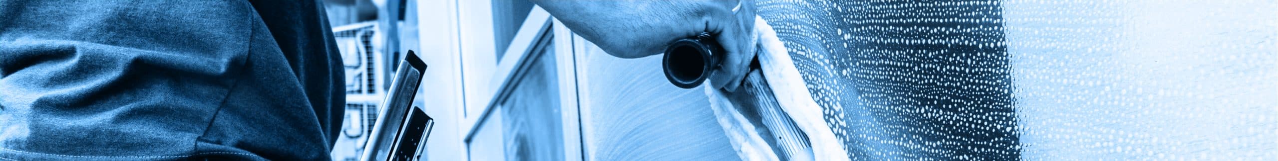Glazenwasser reinigt een raam